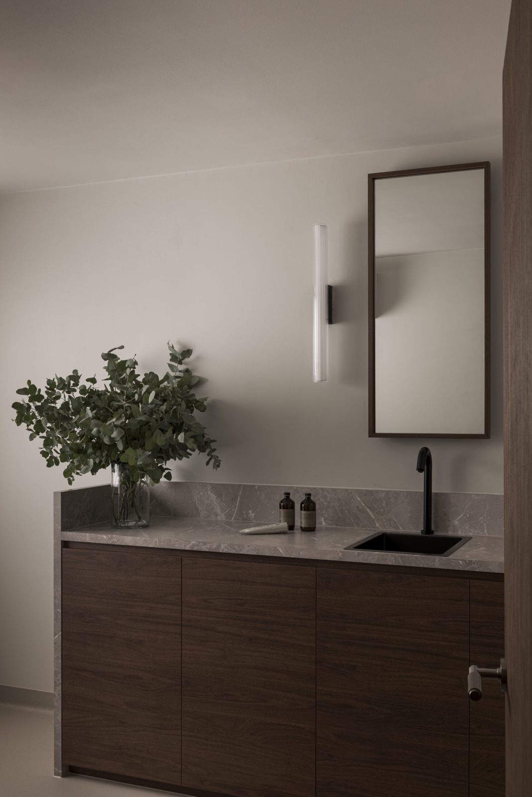 Walnut vanity with stone basin at Éthos